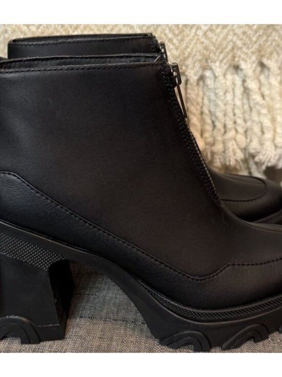 Sorel Shoes - Woman's Size 8.5 Boots SOREL Brex Heel Zip black Leather Lug Sole
